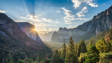 Sunrise In Valley 